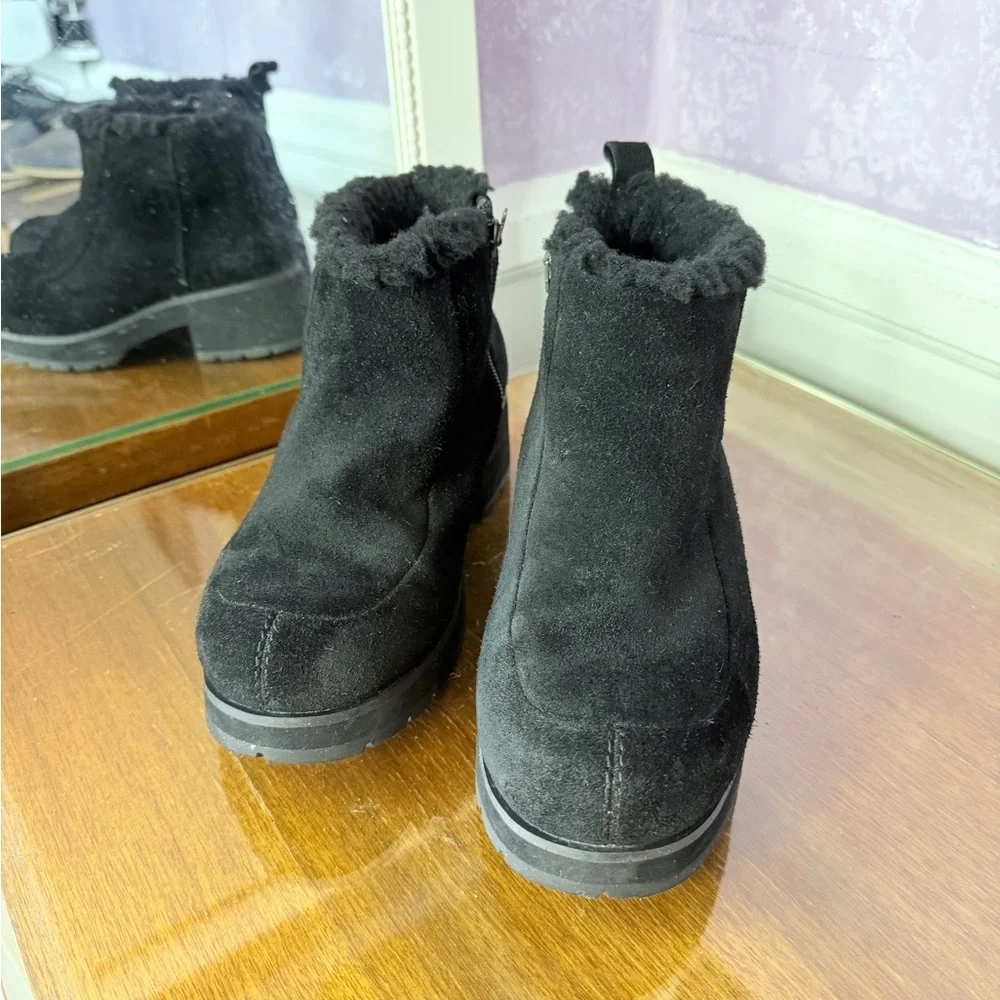 UGG SZ 37 Black Suede Sherpa Boots w Side Zip and platform heel.